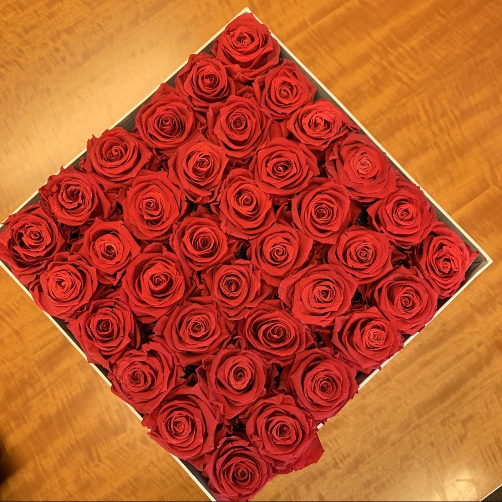 Venus ET Fleur Box of 36 Red Roses - Picture 2 of 6